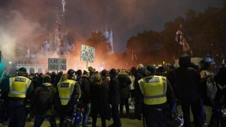 Londra’da “V for Vendetta” maskeli protestocular polisle çatıştı