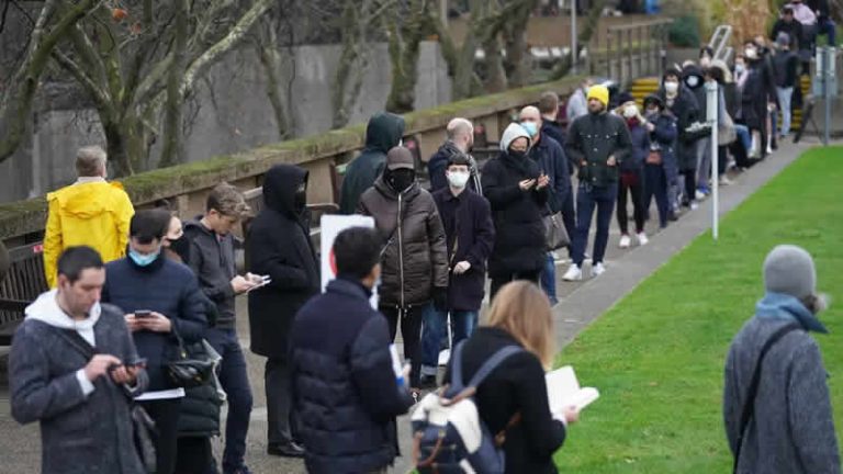 3. doz aşı yaptırmak isteyenler nedeniyle NHS’in sistemi çöktü