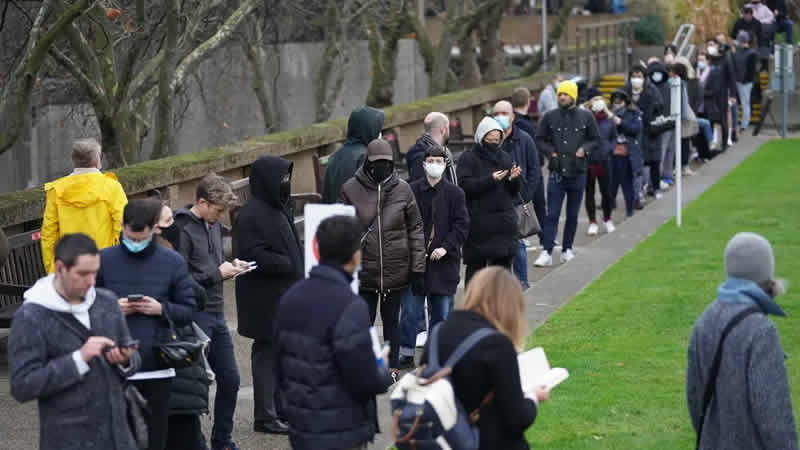3. doz aşı yaptırmak isteyenler nedeniyle NHS’in sistemi çöktü