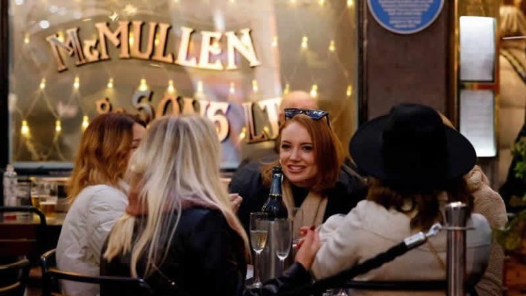 İngiltere hükümeti, Covid önlemleri için farklı seçenekleri değerlendiriyor