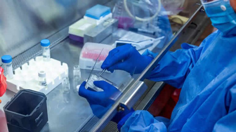 İngiltere, Kovid-19 tedavisinde yeni bir ilaca onay verdi