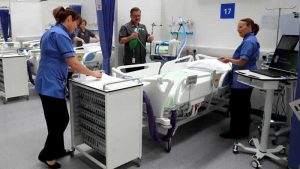 İngiltere hastaneleri potansiyel “Omicron dalgasına” hazırlanıyor