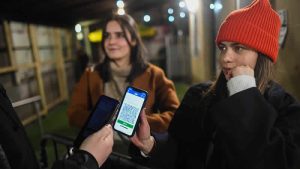 İngiltere’de Covid-19 aşı pasaportu resmen kullanılmaya başladı