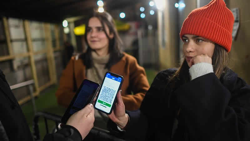 İngiltere’de Covid-19 aşı pasaportu resmen kullanılmaya başladı