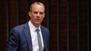 İngiltere’de Covid-19 temaslı 3 bakan karantinaya girdi