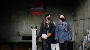 İngiltere’de Omicron vaka sayıları giderek artıyor