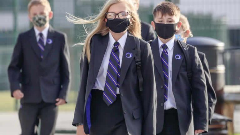 İngiltere’de bazı okullar vakalar arttıkça açık kalmakta zorlanıyor