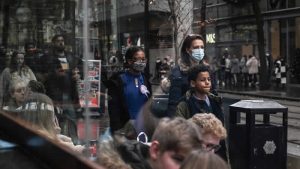 İngiltere’de tespit edilen Omicron vaka sayısı 15 bine yükseldi