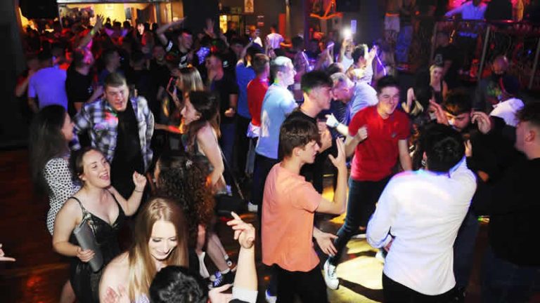 İskoçya hükümetinden gece kulüplerine kapatma kararı