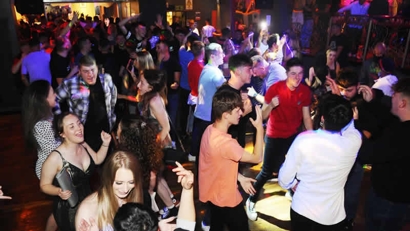 İskoçya hükümetinden gece kulüplerine kapatma kararı