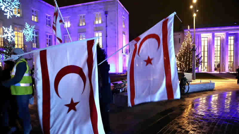 Londra’da Kıbrıslı Türkler, KKTC’nin uluslararası izolasyonunu protesto etti