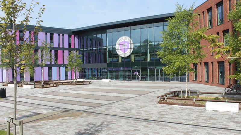 Öğrenciler cuma namazını “öğretmen zoruyla” soğukta kıldı