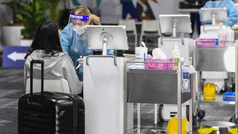 Omicron varyantı nedeniyle seyahat kısıtlamasına giden ülkelere tepki