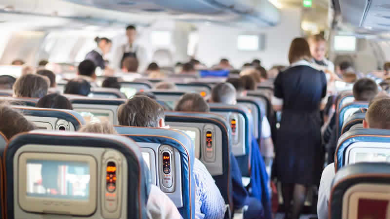 Uçakta Covid olduğunu öğrendi; kendini tuvalette karantinaya aldı