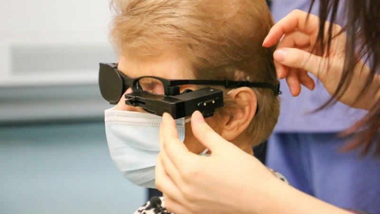 88 yaşındaki hastaya İngiltere’nin ilk ‘biyonik göz implantı’ takıldı