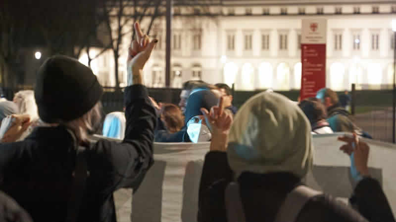 Almanya’da izinsiz korona virüs gösterisine polis engeli