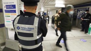 Londra Metrosu’nda maske denetimi: Yüzlerce yolcuya para cezası verildi