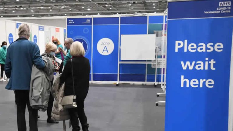 İngiltere Aşı Görev Gücü eski Başkanı: “Toplu aşılamayı durdurun”