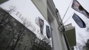 İngiltere, büyükelçilik personelini Ukrayna’dan çekmeye başladı