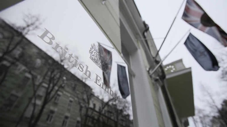 İngiltere, büyükelçilik personelini Ukrayna’dan çekmeye başladı