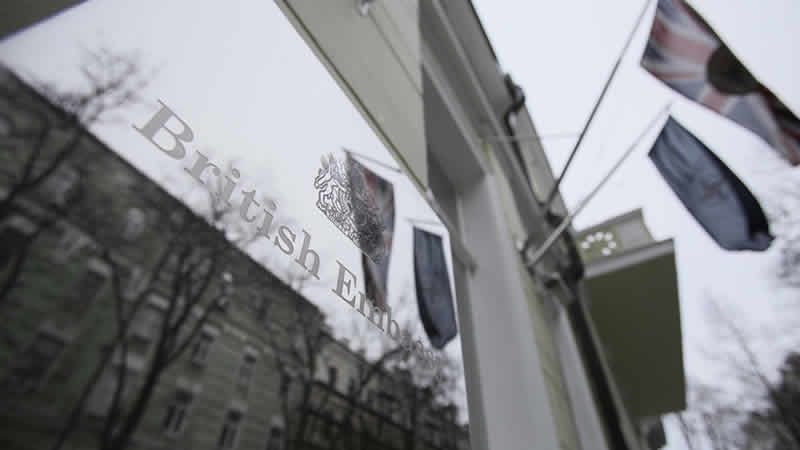 İngiltere, büyükelçilik personelini Ukrayna’dan çekmeye başladı