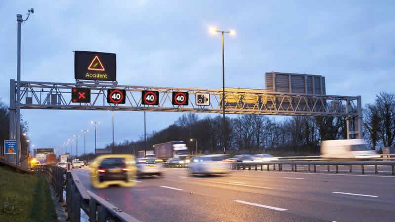 İngiltere hükümeti “fazla şeritli akıllı otoyolların” yapımını durdurdu