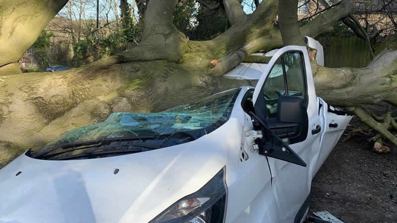 İngiltere ve İskoçya’da fırtına nedeniyle binlerce ev elektriksiz kaldı