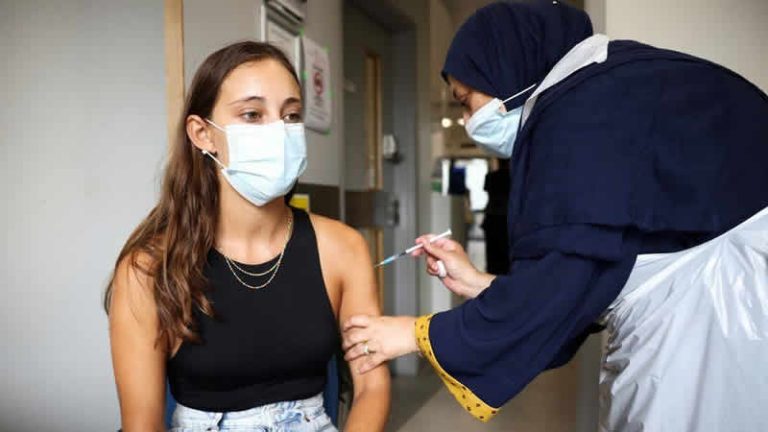 İngiltere’de 16 ve 17 yaşındakiler için 3. doz Covid aşısı başlıyor
