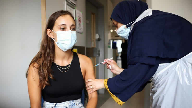 İngiltere’de 16 ve 17 yaşındakiler için 3. doz Covid aşısı başlıyor