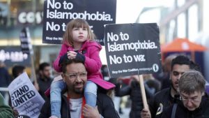 Rapor: İngiltere’de İslamofobi eğitimli ve zengin kişiler arasında da yaygın