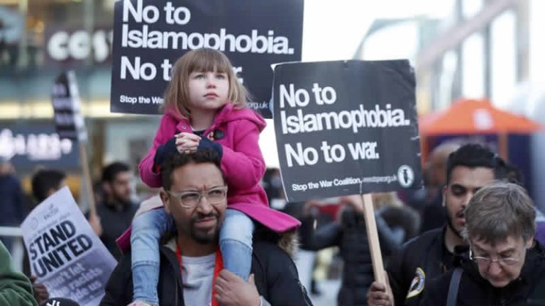 Rapor: İngiltere’de İslamofobi eğitimli ve zengin kişiler arasında da yaygın