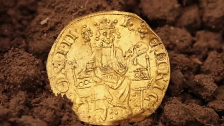 İngiltere’de basılan ilk altın paralardan birini bulan definecinin adı açıklanmadı