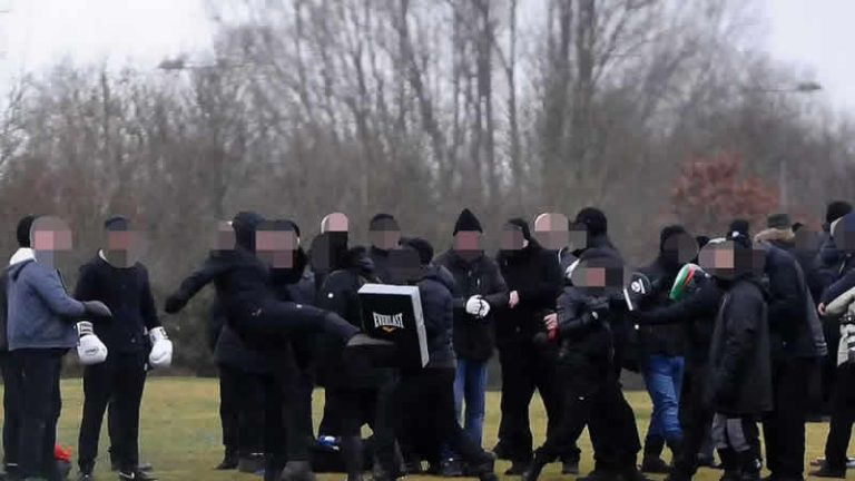 İngiltere’de aşı karşıtı bir grup ‘savaşmak’ için eğitim alıyor iddiası