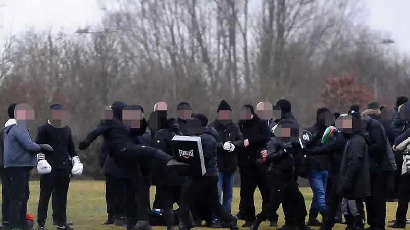 İngiltere’de aşı karşıtı bir grup ‘savaşmak’ için eğitim alıyor iddiası