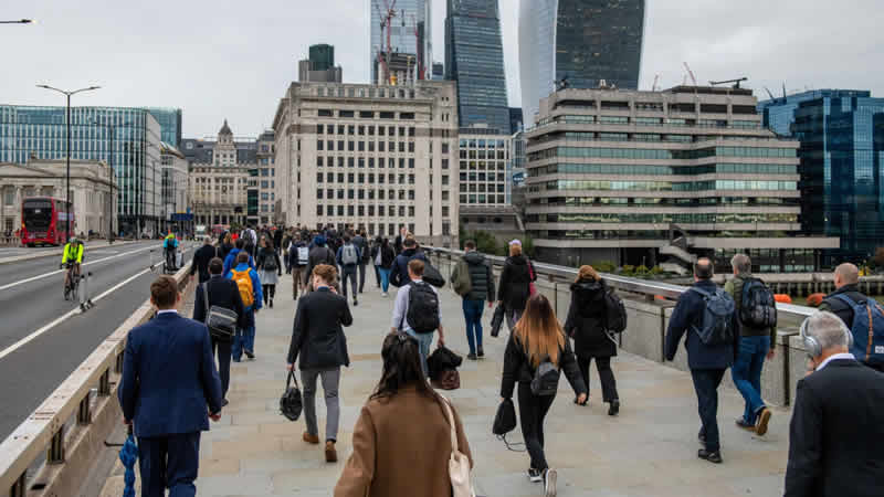 İngiltere’de personel sıkıntısı yüzünden ücretlerde görülmemiş artış