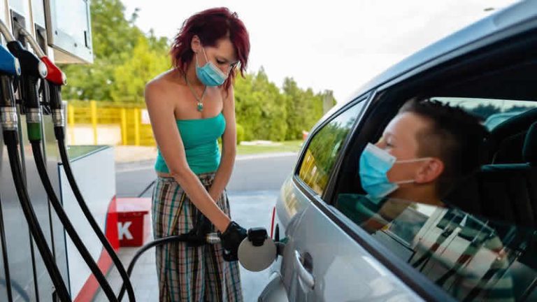 İngiltere’de pompa fiyatlarında indirim yapmayan benzin istasyonlarına tepki