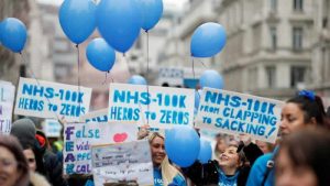 NHS personeli aşıdan kaçınmak için sınır ötesinde iş arıyor