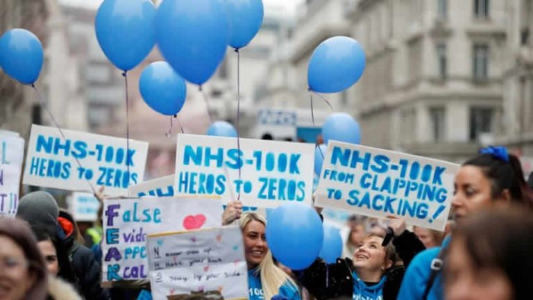 NHS personeli aşıdan kaçınmak için sınır ötesinde iş arıyor