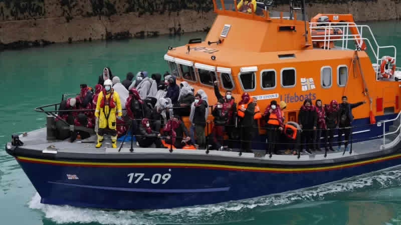 İngiltere’ye yasa dışı giriş yapan göçmenler hapse girebilir