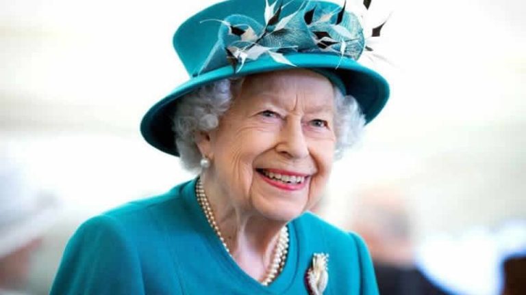 Kraliçe Elizabeth bir aylık gecikmeyle geleneği yerine getirecek