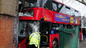 Londra’da dükkana dalan otobüsteki 3 çocuk hastanelik oldu