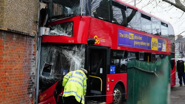 Londra’da dükkana dalan otobüsteki 3 çocuk hastanelik oldu