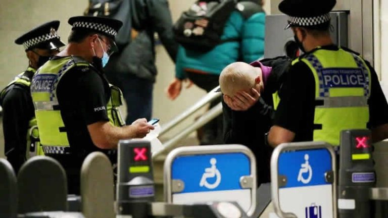 Londra’da toplu taşımada maske takma zorunluluğu devam edecek