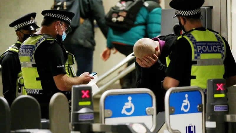 Londra’da toplu taşımada maske takma zorunluluğu devam edecek