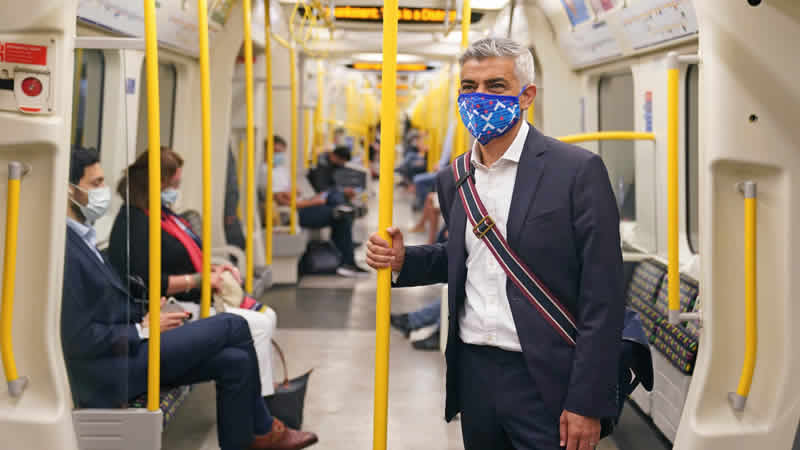 Londralılar toplu taşımada maske takmaya devam edecek
