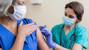 NHS personeli için zorunlu Covid aşılarını erteleme çağrısı