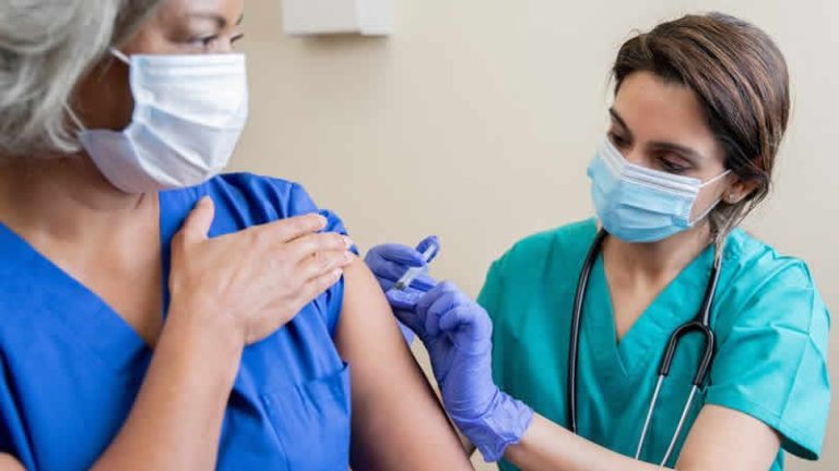 NHS personeli için zorunlu Covid aşılarını erteleme çağrısı