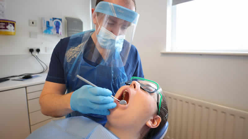 İngiltere’de Diş Hekimlerine Acil Randevular için Daha Fazla Ödeme Yapılacak