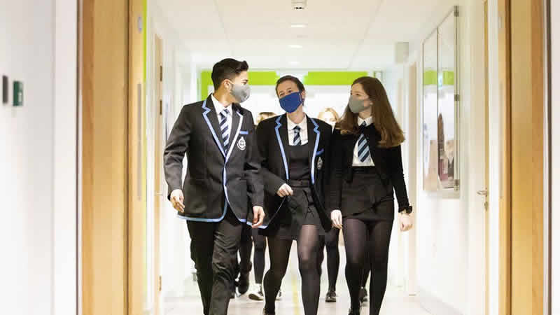 Omicron önlemi: İngiltere’de öğrenciler sınıflarda maske takacak