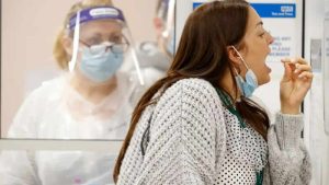 Omicron varyantına yakalananların üçte ikisi daha önce Covid geçirmiş